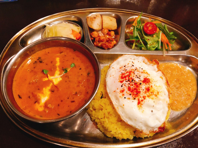 白根ゆたんぽさんのインスタグラム動画 -白根ゆたんぽInstagram 「 美人カレーカレンダー2024 展示クイックツアーPOLでの展示の解説をしています。」12月1日 18時08分 - yuroom