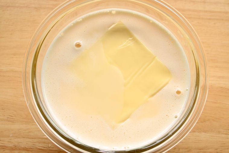 レンジで簡単「増えるチーズ」の作り方。2枚のスライスチーズがこうなった