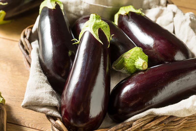 なすは丸ごと冷凍できる１年中なすがたべたい！けど今は冬。スーパーなどで買ったなすを長く保存する方法があります。今回は、農林水産省aff2020年7月号で紹介した「夏野菜の保存法」の冷凍なすを調理してみました。 保存術を教えてくれたのは 島本美由紀さん