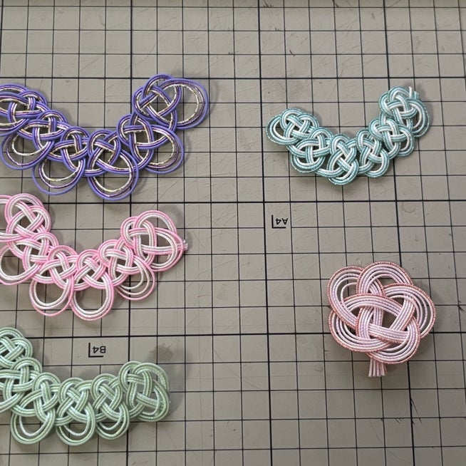 連続あわじ結び 結び方 ② 飾り結びむすんでひらいて屋 紐で結ぶ「飾り結び」