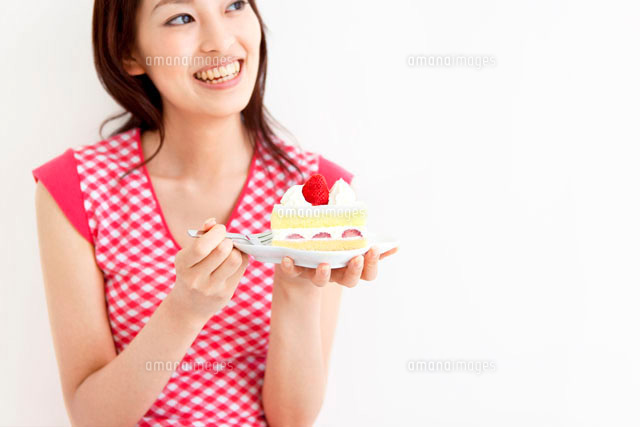 日常🌼 次女のケーキの食べ方🍰 いちばんおいしそうなところにフォークを刺すので、最後は土台が残ります😂こんな食べ方初めて見た ！育児育児 イラスト育児漫画ケーキ子ども４歳