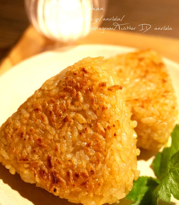 中まで味が染みてカリッと！フライパンでできる絶品焼きおにぎりの作り方レシピサイトNadia