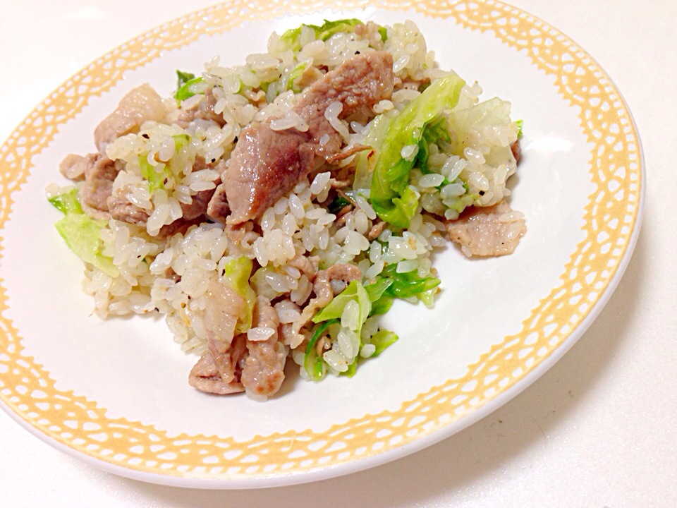 炊飯器でチャーハン , ▼材料, お米 洗わない 375g, 水450g, 鶏ガラ粉大さじ1, 醤油小さじ1.5, ごま油 小さじ1.5, 卵2個, 長ネギ好きなだけ, かまぼこ好きなだけ, チャーシュー好きなだけ, 醤油適量, 塩胡椒適量, うまみ調味料 適量, 炊飯器で失敗なし！！, べちゃべちゃにならなくてパラパラ☺️, たまごもふんわりしてて本当に美味しい✨,