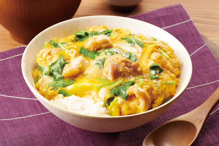 白だしで簡単ふわとろ親子丼🥹 コツは、卵を2回に 分けていれることです♡ 仕上げにちょい足しすることで ふわーととろとろ 半熟に仕上がります🥺材料 2人前 鶏肉 300g 卵 3〜4個 4個がおすすめ玉ねぎ 1 2 ◎白だし 大さじ2 ◎みりん 大さじ2 ◎醤油 大さじ1