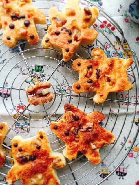 酒粕好きのおつまみ, 酒粕を焼くだけ、ですが, ポイントを抑えていないと, アルコール感が残って食べにくくなるので, お気をつけください😋,＼焼き酒粕のポイント , ①板粕またはバラ粕を使う, ②薄く伸ばす, ③3〜4cm角に小さく切る, ④トースターまたはグリルで,低温 120〜140度 でこんがり焼く, 塩を振っても良いし, 醤油と青のり振れば磯辺餅風に,