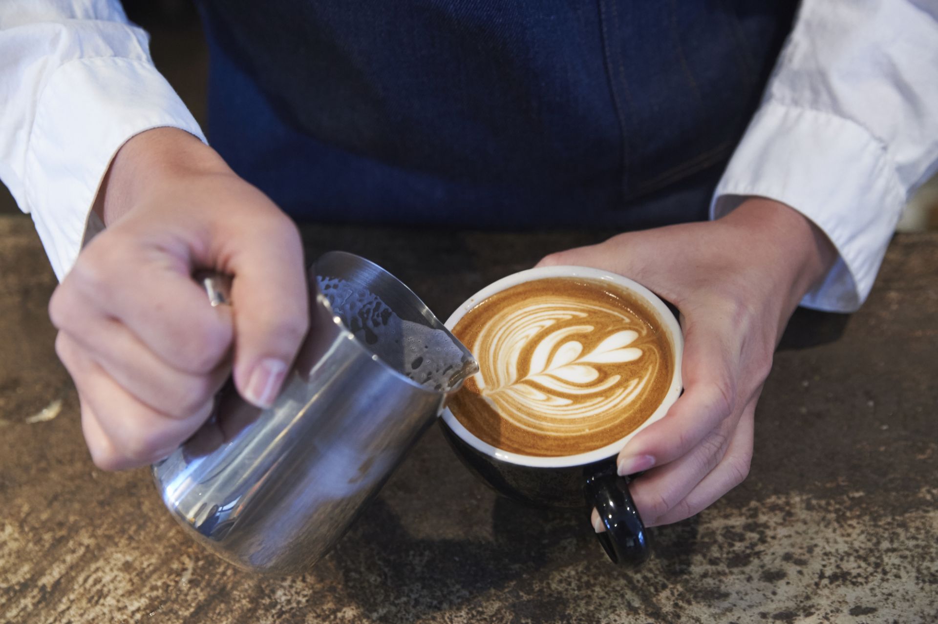 Nano Foamer Japanラテアートのコツ アートを描く時、各パーツ毎にどれだけのミルクを使うのかをイメージすることが大事。 描き終わる直前にカップから溢れてしまっているところをよく見かけます。  難しいことを言っているように聞こえるかもしれませんが