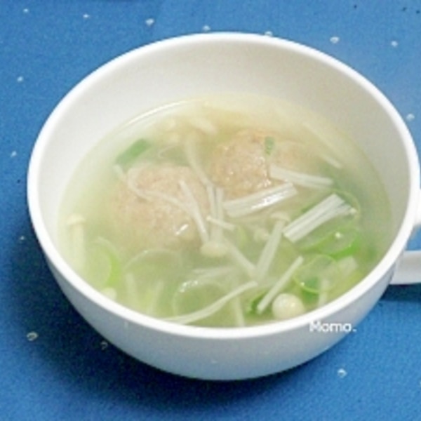 やわらか鶏団子」エノキがお肉と同量入った柔らか～い鶏団子。見た目はボリュームありで食べるとふんわり。鶏とエノキとカツオだしで煮汁の一滴まで美味しさが詰まってます。作り置き、冷凍にも最適なレシピです。- YouTube