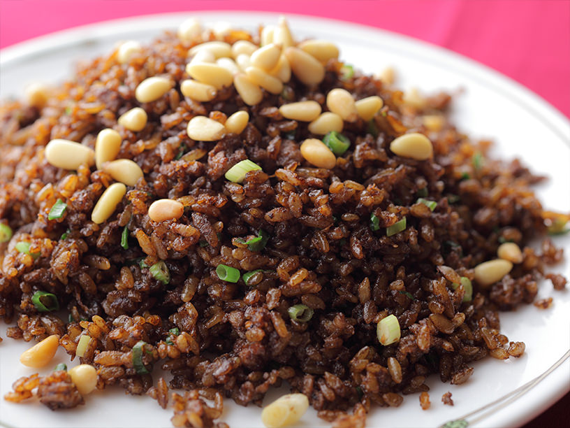 中華黒醤油を使った黒チャーハン Black fried rice with Chinese black soy sauce
