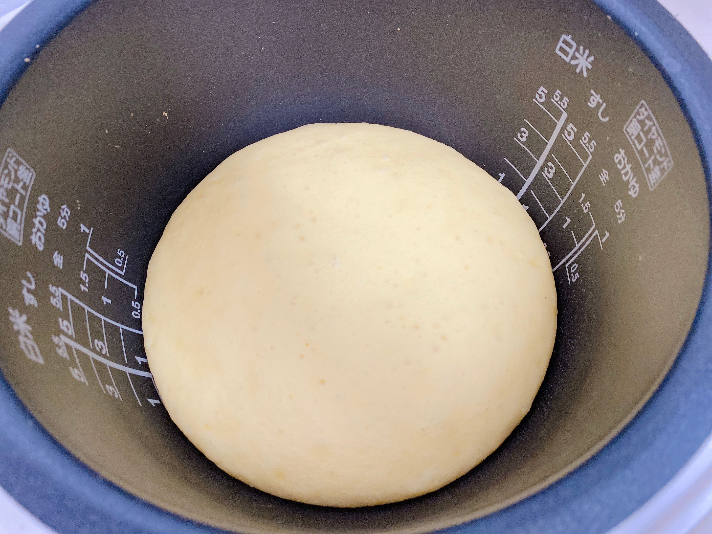 材料3つ 炊飯器で作る！ふわふわ蒸しパン作り方！ ◯作るポイント ※ダマがなくなるまで混ぜる。 ※アルミホイルは均等の大きさにする。※しっかりと仲間で火を通す。 ※粗熱をとる。 ◯動画のポイント ・材料3つ！ ・卵なし！ ・ベーキングパウダーなし！ ・ホットケーキ