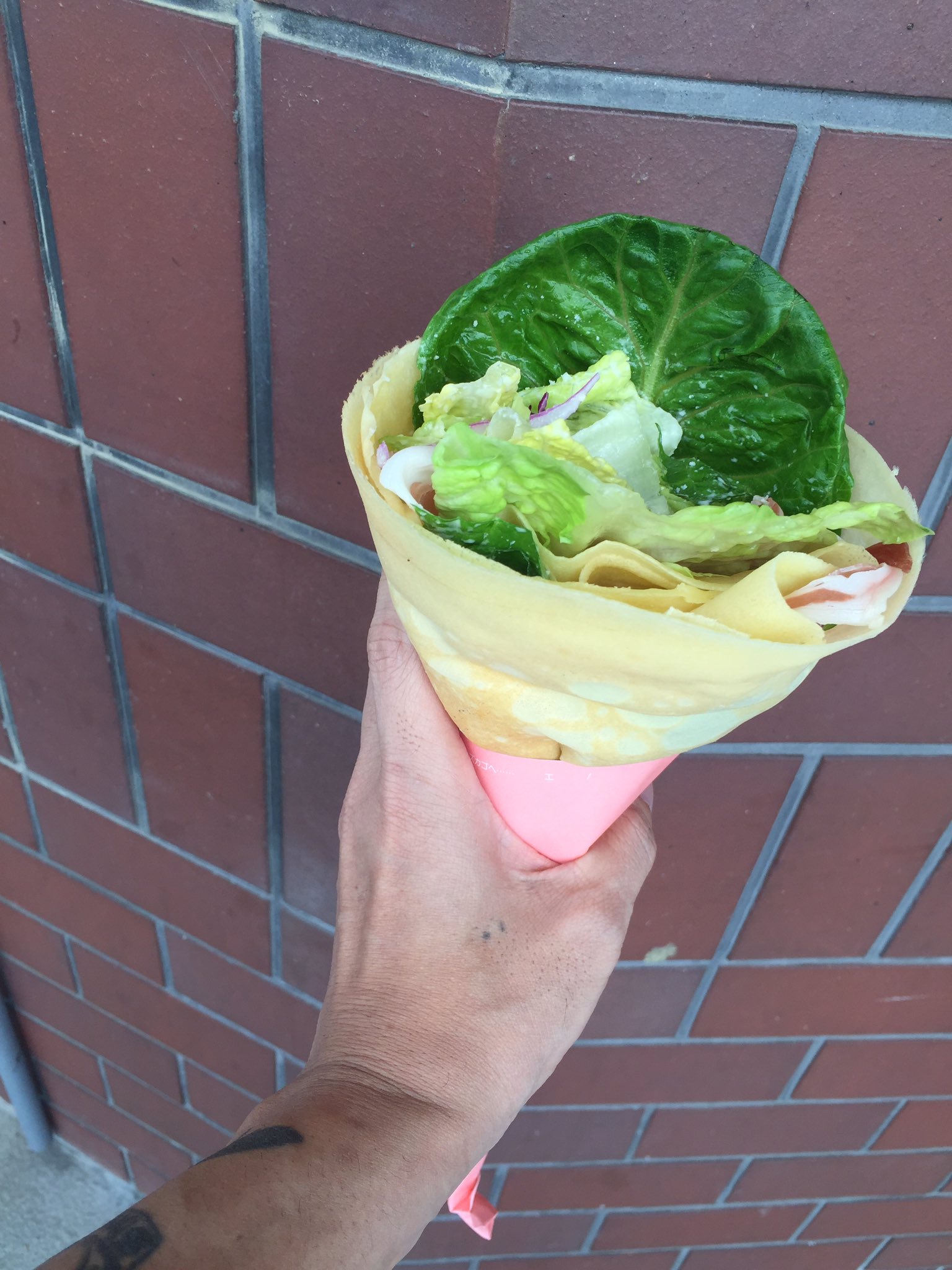 ツナマヨチーズ650円お食事系クレープはパリパリ生地です☝️ 甘いクレープは苦手だな〜って方は お食事系クレープおすすめです！写真用なのでチーズはとけていませんが ご提供するクレープはチーズがとけて とっても美味しいです♡ 甘いクレープ、しょっぱいクレープ