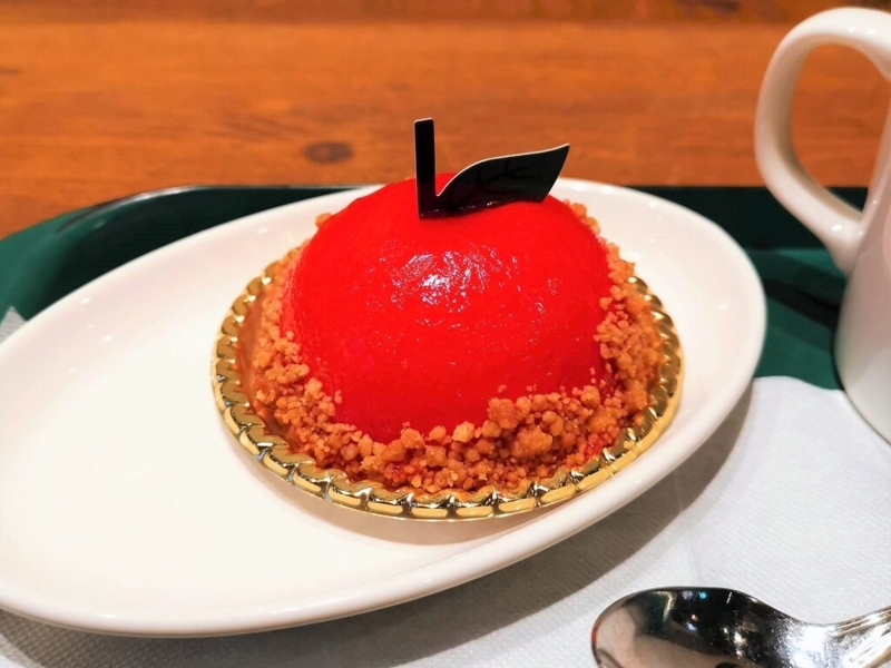 りんごパウンドケーキ🍎, 皆様はもう食べましたか？, あら、りんご。のパウンドケーキはただりんごが入っているだけではなく、, 食べやすい多いさで,りんご型なので手土産できっと喜ばれます💕, 現在は, プレーン、ショコラ、カシスの3種類販売しております✨, カシスは期間限定なのでお早めに！！,ぜひお近くの店舗でお買い求めください🍏,あらりんごalaringoりんご専門店