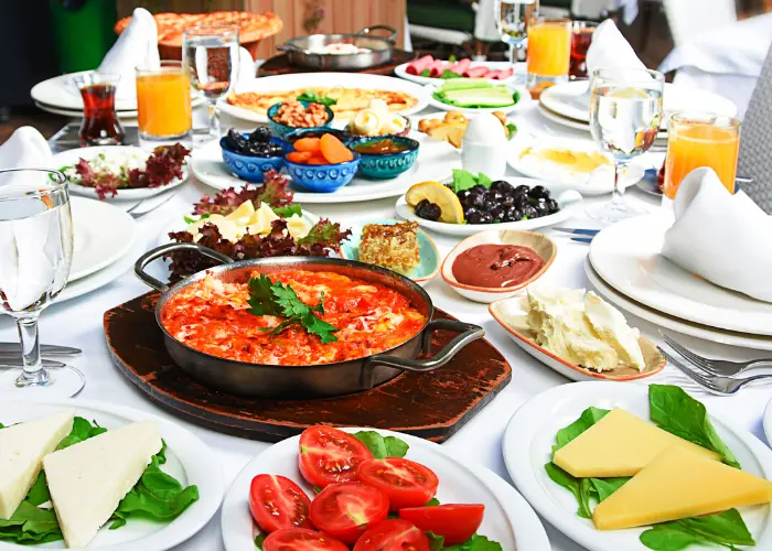 トルコの卵とソーセージトルコのスジュクPremium写真