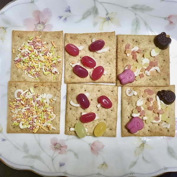 前田のクラッカー：アレンジレシピ🥣ふりふりクラッカー 第１弾🌱 お家にある調味料で簡単おつまみ！ ふりふりするだけ！お子様と一緒に作って、一緒に食べられる味付けもあります😊💛 今回は「前田のクラッカー」を使って 3種のふりふりクラッカーを作ってみました