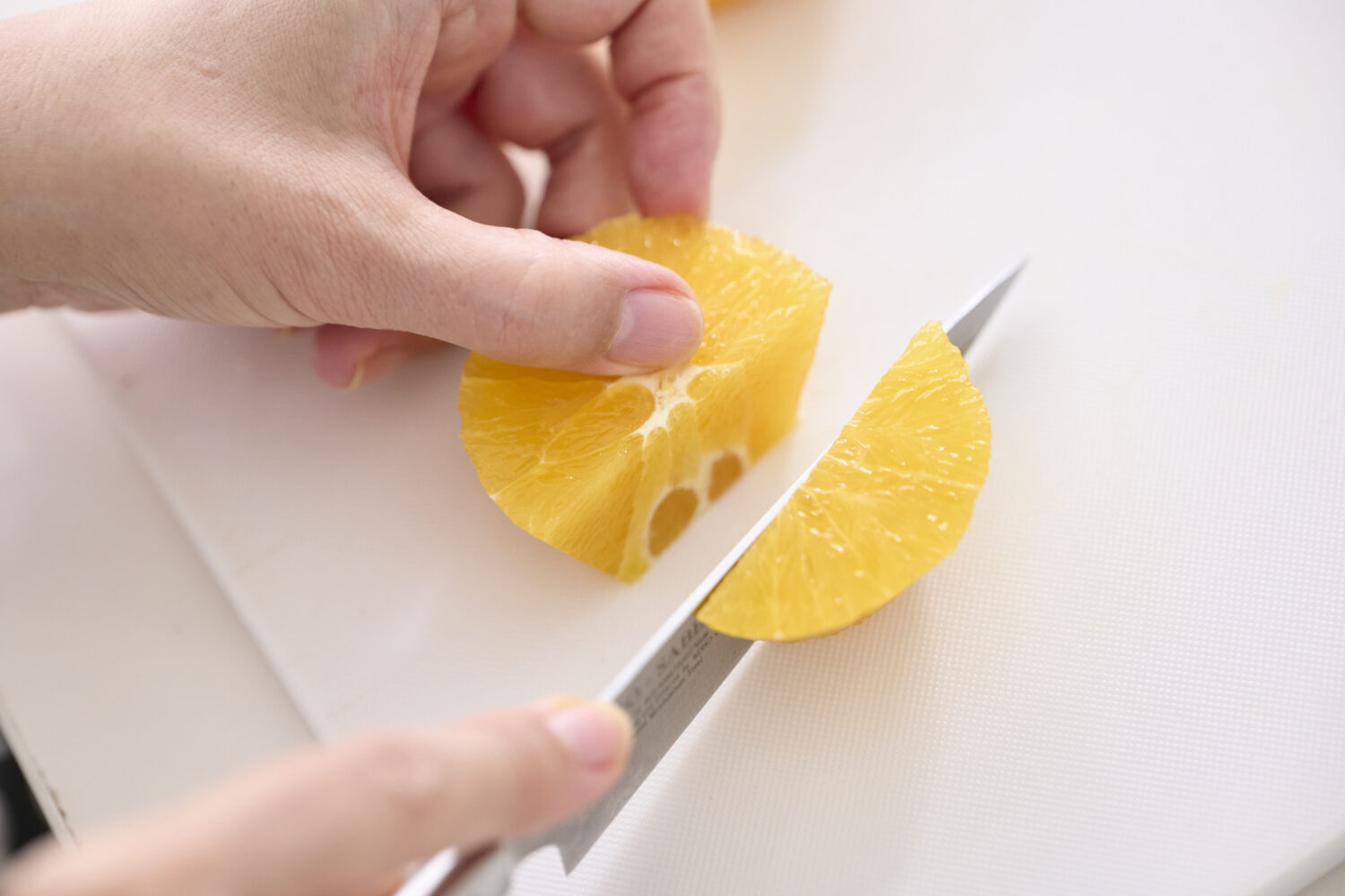 オレンジ！ここ切ってみて, よく出てくるオレンジのくし切り⁉︎, 妙に食べにくい時ないですか？, この白い部分を切るだけで,めっちゃ食べやすくなるよ, フルーツカッティングの先生をしているmanaです。, 食べやすい切り方をリールで投稿してます, 一緒に切ってみてね！,@mokuren_tea ,, レッスンスケジュール, 11 6