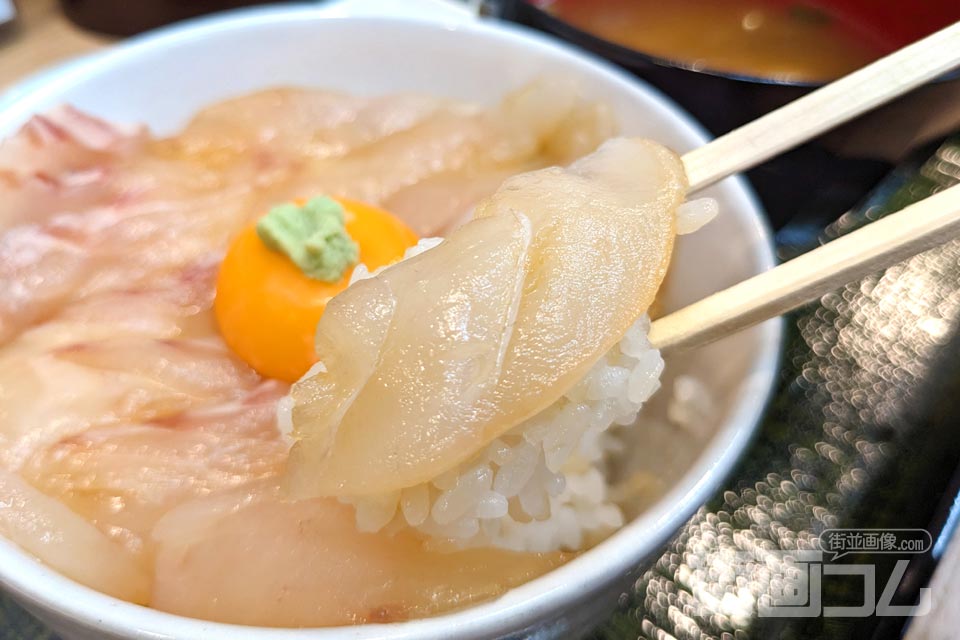 青森八戸「新」名物 メディアでも話題のみなと食堂「ヒラメの漬け丼」 - ippin イッピン
