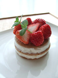 水切りヨーグルトで作る! ビスケットで挟んだアイスクリームサンド