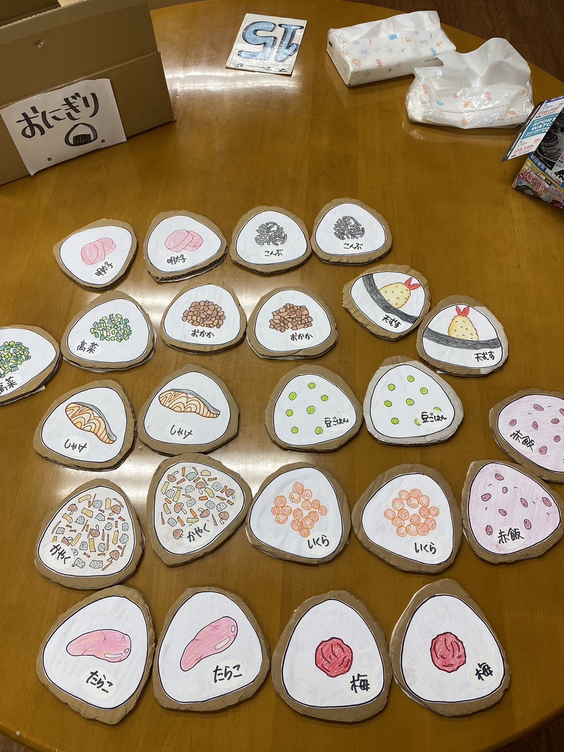 販売数55セット目のおにぎり絵合わせ🍙✨🥹 白と黒だけでも今までにどれだけフェルト使っただろうか😂❤️ オーダーいただいた分、また作りました☺️喜んでいただけますように🙏✨ 型紙▶︎ @manimani_mamagoto さま♡アレンジ遊んで楽しい貰って嬉しいトキメキを