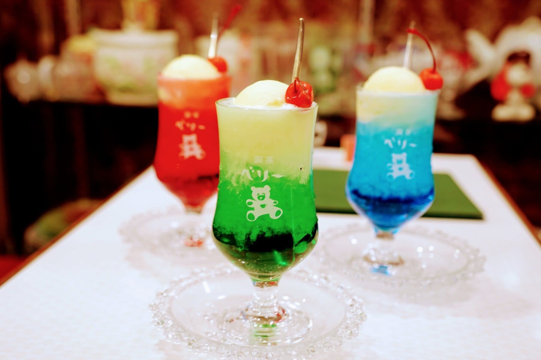 昭和の味 純喫茶『クリームソーダ』のグミ食べてみた！ あの頃の思い出味: るーの自由帳。〜ネコチャン添え