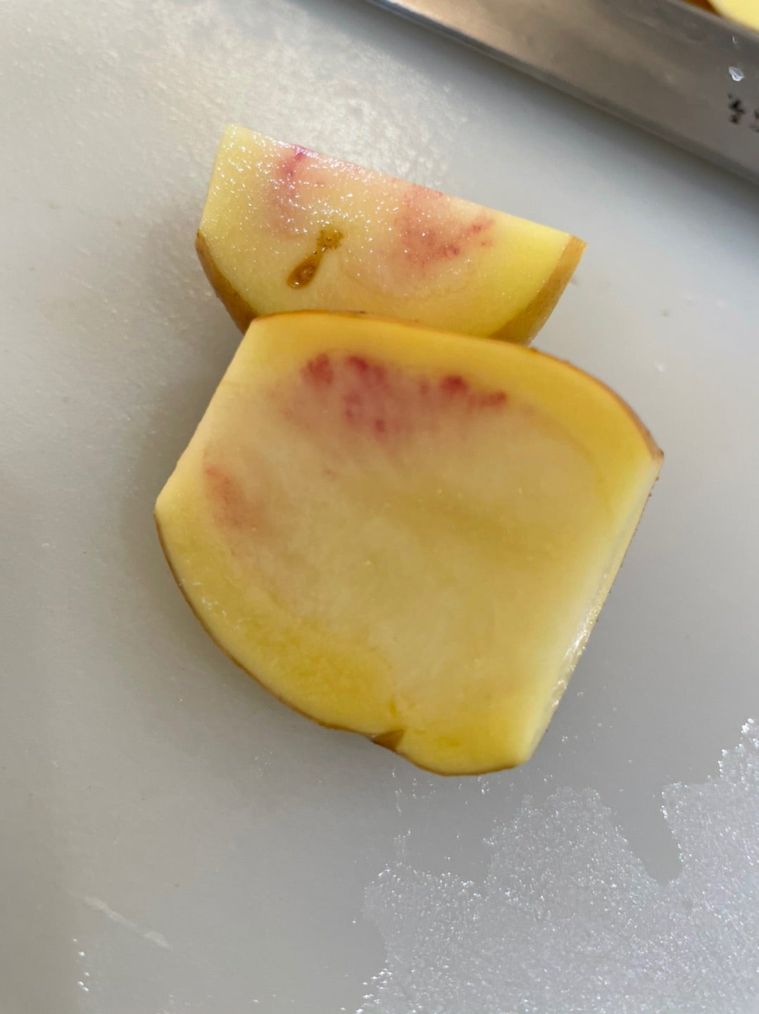 じゃがいもの中や芽が赤い・ピンク色な原因は？病気？食べれるかや防止策を紹介！ ちそう