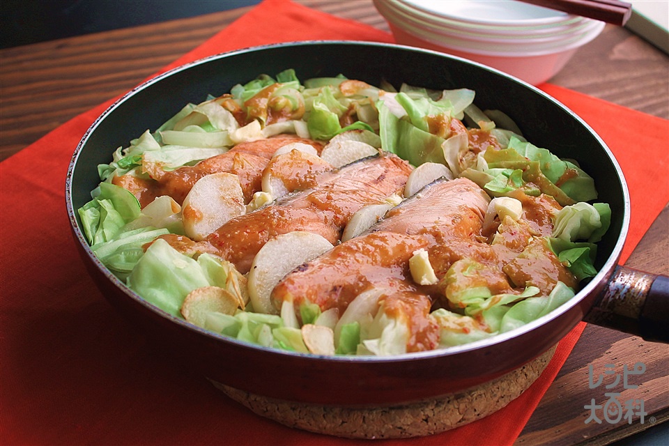 生鮭や冷凍鮭をフライパンで焼こう！ふっくらと焼き上げるコツも紹介食・料理オリーブオイルをひとまわし