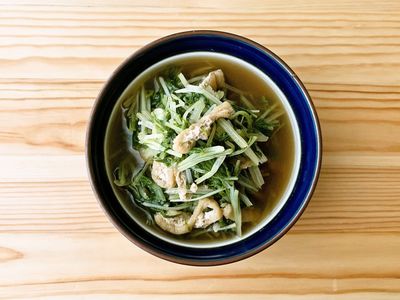 破竹、わらび、ふきの煮物」苦みの三色盛りです。男の手料理です。別々にアク抜きして下ごしらえです。破竹、わらび、油揚げ の順に入れて煮ます。ふきは別に煮込んだものを最後に混ぜ合わせ煮ます。煮すぎないことで山梨県の古民家和み庵