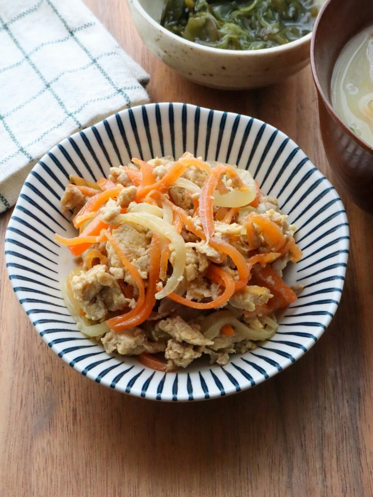 手作りドレッシングで にんじんと玉ねぎのさっぱりサラダ