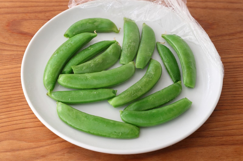 ポイントは2つ！スナップえんどうの茹で方👩‍🏫 今回はスナップえんどうが格段においしくなる茹で方をご紹介します！ ポイントは 塩加減 と茹で時間 🫛 ＜POINT＞ ☑️強火で短時間で茹でるスナップえんどう10本に対して2分を目安に☑️水1Lに対して