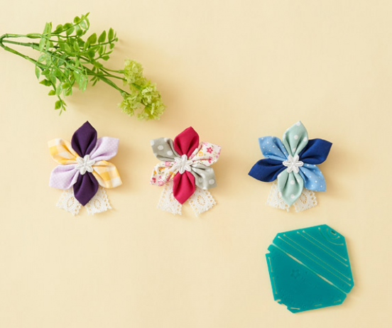 つまみ細工プレートで作る ふんわりお花のコサージュ手作りレシピクロバー株式会社