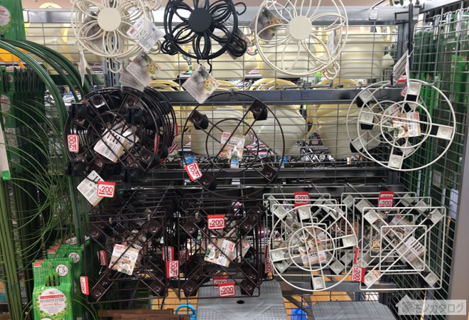 ダイソー4個入100円活用でどこでもラクラク収納♪簡単キャスター収納で家具を傷つけないアイデアヨムーノ