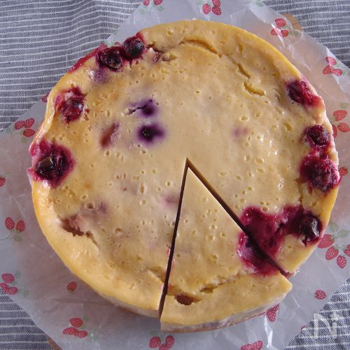 愛しのヨーグルトビスケットケーキ ㅤㅤㅤㅤㅤㅤㅤㅤㅤㅤㅤㅤㅤ 濃厚な水切りヨーグルトとやわやわになったビスケットが、優しい食感と甘さ。ちょっと懐かしさも感じる味です。 ㅤㅤㅤㅤㅤㅤㅤㅤㅤㅤㅤㅤㅤ作り方①ヨーグルト150gくらいをザルに一晩置いて、水切り