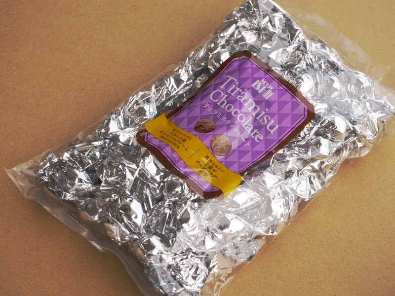 あのティラミスが一粒に？！ 『成城石井 ティラミスチョコレート』 200g 税込1,286円 クリーミーな甘みのミルクチョコレートを、セモア社のホワイト チョコレートと、クリームチーズ、マスカルポーネチーズ、カマンベールチーズの3種のチーズを合わせた層で包み、外側を