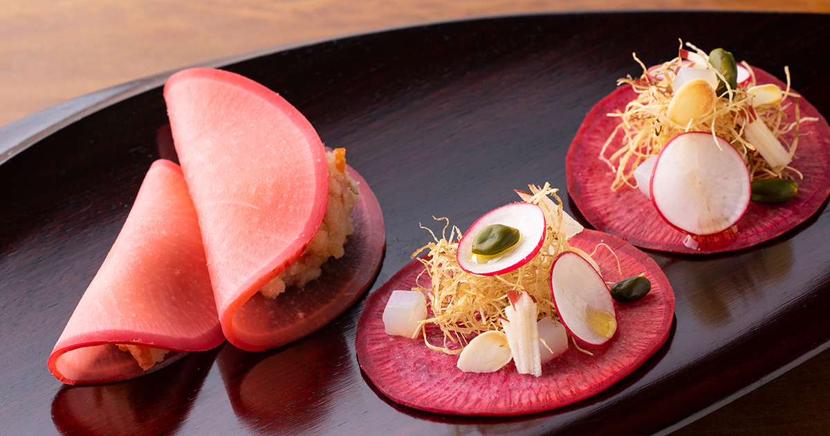 苦味×旨味で酒が進む「紅芯大根のパクチーチーズ味噌和え」料理通信生産者、料理人、食べる人を結ぶ