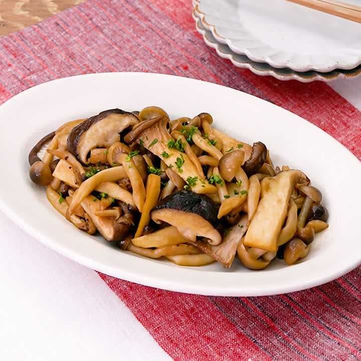 定番おかず 冷凍きのこのオリーブオイル炒め🍄 アレンジの幅が広いのでいつも作ってるこれ 夫が平らげてしまうのでリメイク用にも多めに作ってるきのこ冷凍きのこ 簡単レシピ オリーブオイル 常備菜 リメイク