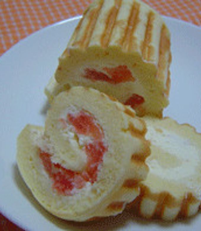 ホットケーキミックスで簡単！ふわふわ苺のロールケーキ