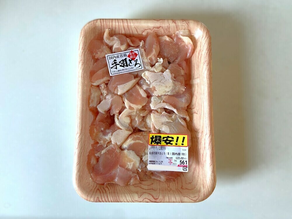 こんにちは🌈ロピア神戸岩岡店 です！ 精肉コーナーより新商品のご紹介です♪ 希少部位☝国産鶏手羽とろの 『クリスピーフライドキン🍖』が登場!!レンジでチンするだけで食べれる お手軽で美味しい一品です😋✨ よりカリッと仕上げたい方は レンジ＋オーブンがおすすめ