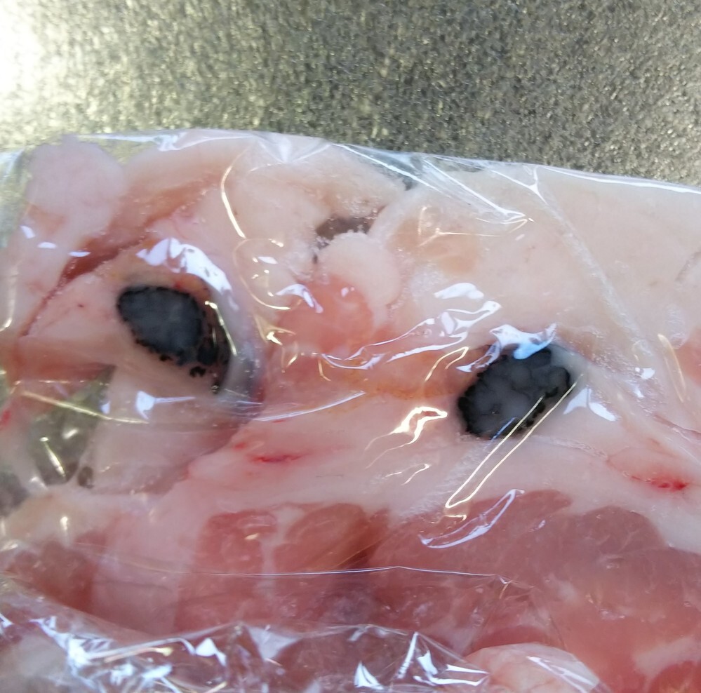 生協の国産冷凍バラ肉を茹でた所、黒い斑点が現れました。縁に黒い部分もあ- Yahoo!知恵袋