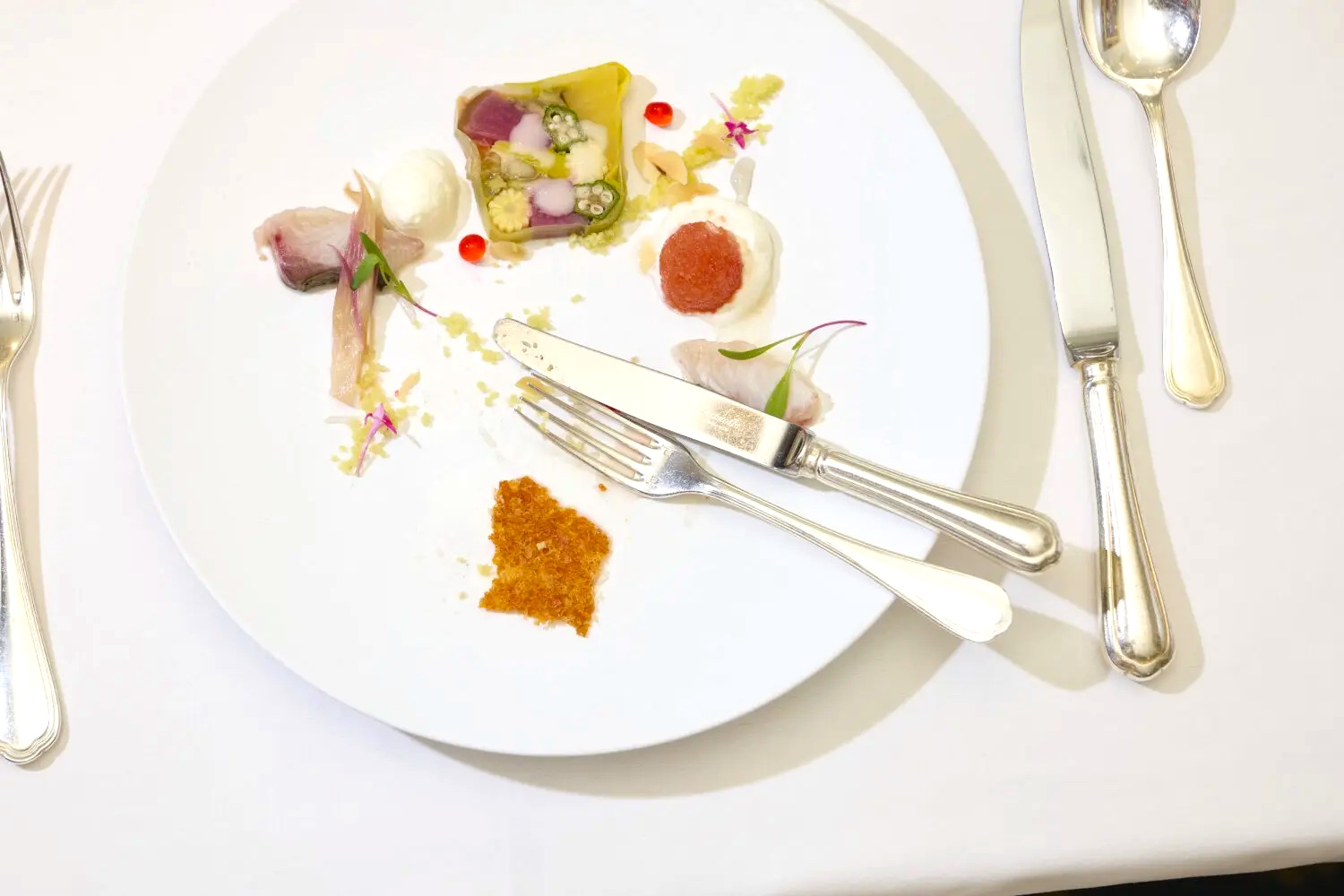 フレンチの食後、ナイフとフォークは揃えて『お皿の中心』に！ フランスの食事マナーエキスプロラター・ダジュール