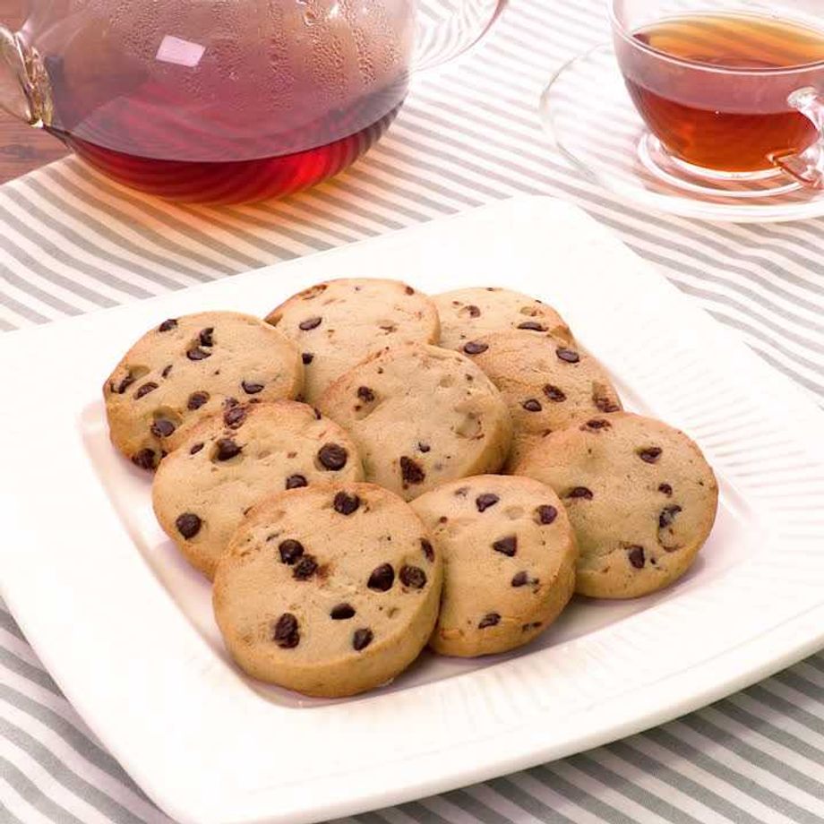 リクエストありがとうございます🥰超簡単チョコチップクッキー🍪※アーモンドパウダー入り ◯材料◯ ・バター 30g ・粉糖 15g ・ アーモンドパウダー10g ・薄力粉 45g ・チョコ 25g ※お好みで塩・バニラオイルこの分量は割と控えめなので大量生産したい場合は2〜3倍