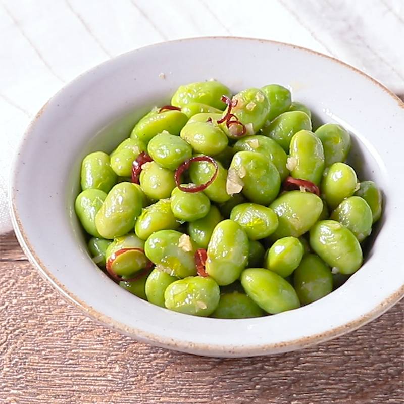 大好きな焼き鳥屋さんで食べた ペペロン枝豆 粉チーズもかけて夢見心地に🥰 冷凍枝豆 150g オリーブオイル 小さじ2 ニンニク 小さじ2鷹の爪輪切り 小さじ1 塩 小さじ0.3 粉チーズ 適量 1.枝豆はレンジで表示通りに温めておく 2.フライパンにオリーブオイルとニンニクの