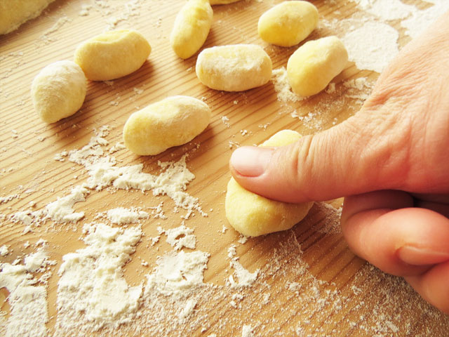 さといもで作る「ニョッキ」がモチモチねっとりで超おいしい！ 基本の作り方と簡単アレンジレシピ - dressing ドレッシング