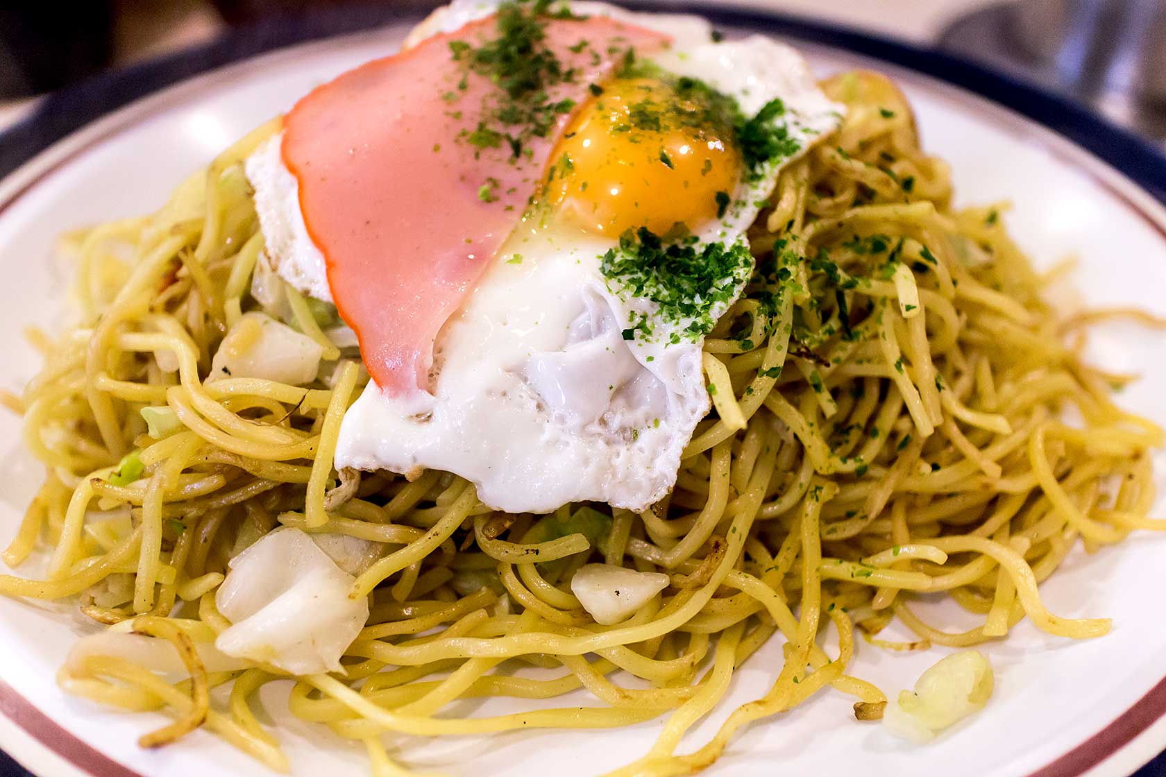 ジョブチューンを観てから、ずっと食べようと思ってたソース焼きそば😋 醤油焼きそばよりもあっさり食べれて、なかなか美味しかったです。安定のゼロ餃子はよく焼きになってしまっており、口内炎に苦しむ私には辛かった😅 でもやっぱり味は最高でしたよ😊Facebook