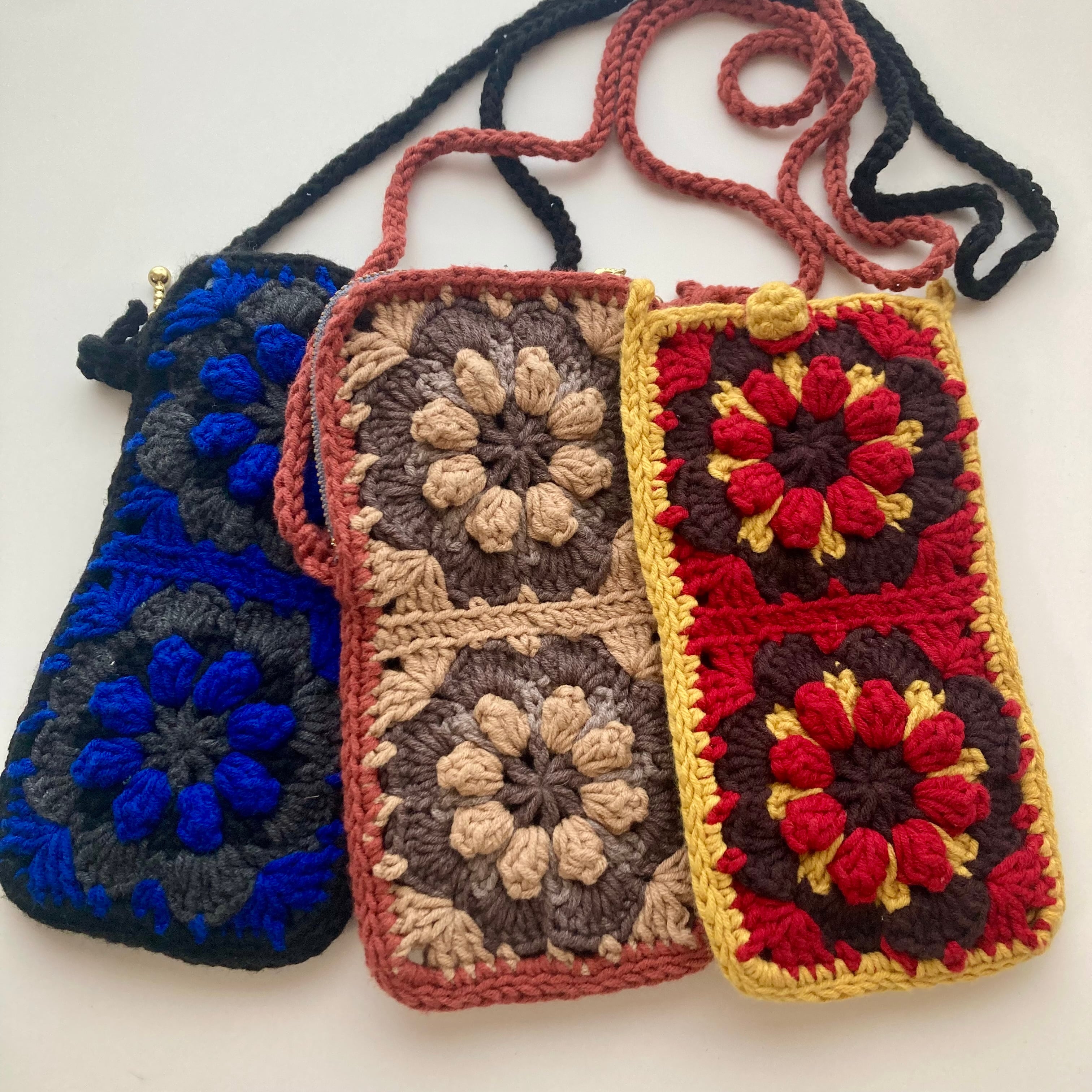 韓国毛糸で編むキラキラかわいい「スマホポシェット」の編み図が新登場！手芸専門店クラフトハートトーカイのハンドメイド情報メディア