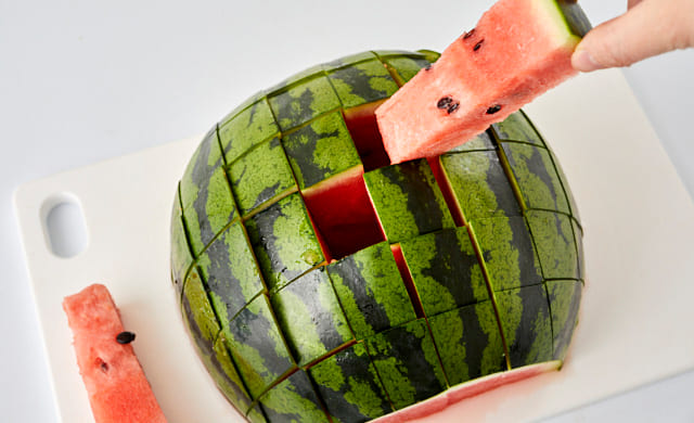 スイカの切り方はこれが正解! 甘さが均等で種も取り除きやすい プロのコツ東京ガス ウチコト