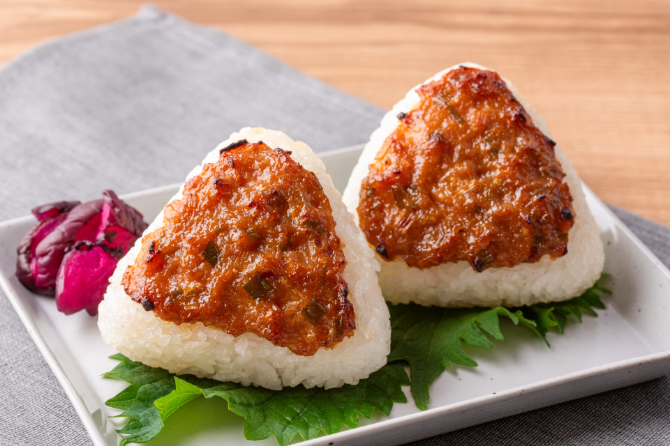 香り豊か♪ ごまみその焼きおにぎりの作り方│マルコメ