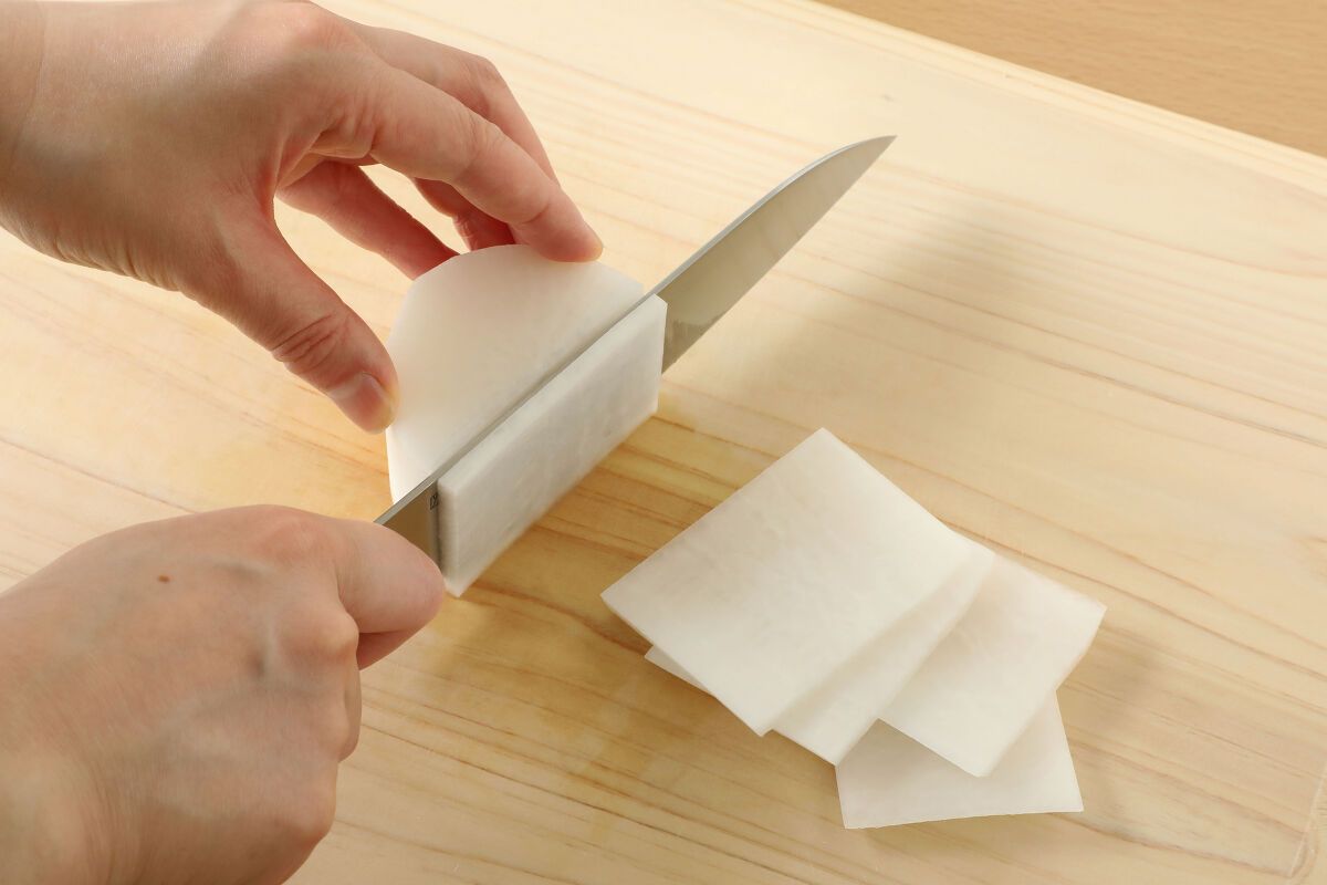 ポイントは切り方にアリ！パリパリ食感の大根サラダを作るコツ - macaroni