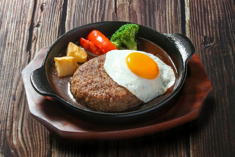 Amazon.co.jp: いきなり！ステーキ 冷凍いきなり！ワイルドハンバーグ 300g 3個 オニオンソース付 豪州産牛肉 ステーキ ギフトお中元 お歳暮 内祝い: 食品・飲料・お酒