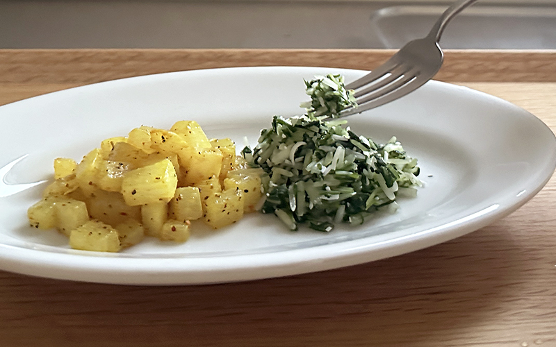 シナモンガーデン四ツ谷店3種のカレーと6種の副菜が載ったスリランカプレートが美味♪