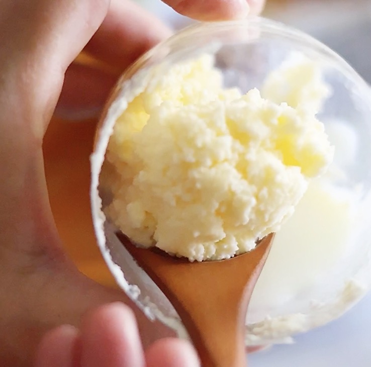 手作りバター ●生クリーム 今回使用したのは乳脂肪分47% 1パック 200g①生クリームのパックの上を開きます②ハンドミキサーは弱にして混ぜます。 ③水分とバターがしっかり分離してきたらミキサーを止め、ザルにあけて水分を切ります。 作り方のコツ▷そのままパックで作れば洗い物少なくて便利だよ ▷分離してくるまで数分しっかり混ぜよう手作り料理自家製手作りバターバター