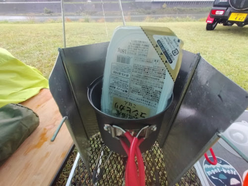 サトウのご飯を、メスティンで蒸せば、早くて簡～単♪