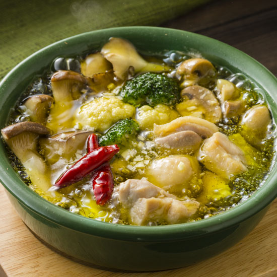 さっと煮るだけでごちそう風！おうち飲みに「鶏むね肉のアヒージョ」はいかが？フーディストノート